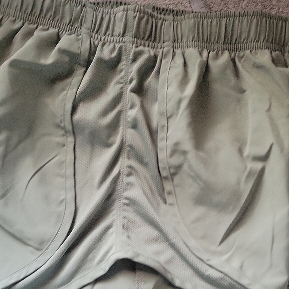 Nike Women's Olive Green Shorts Size S - Picture 8 of 10